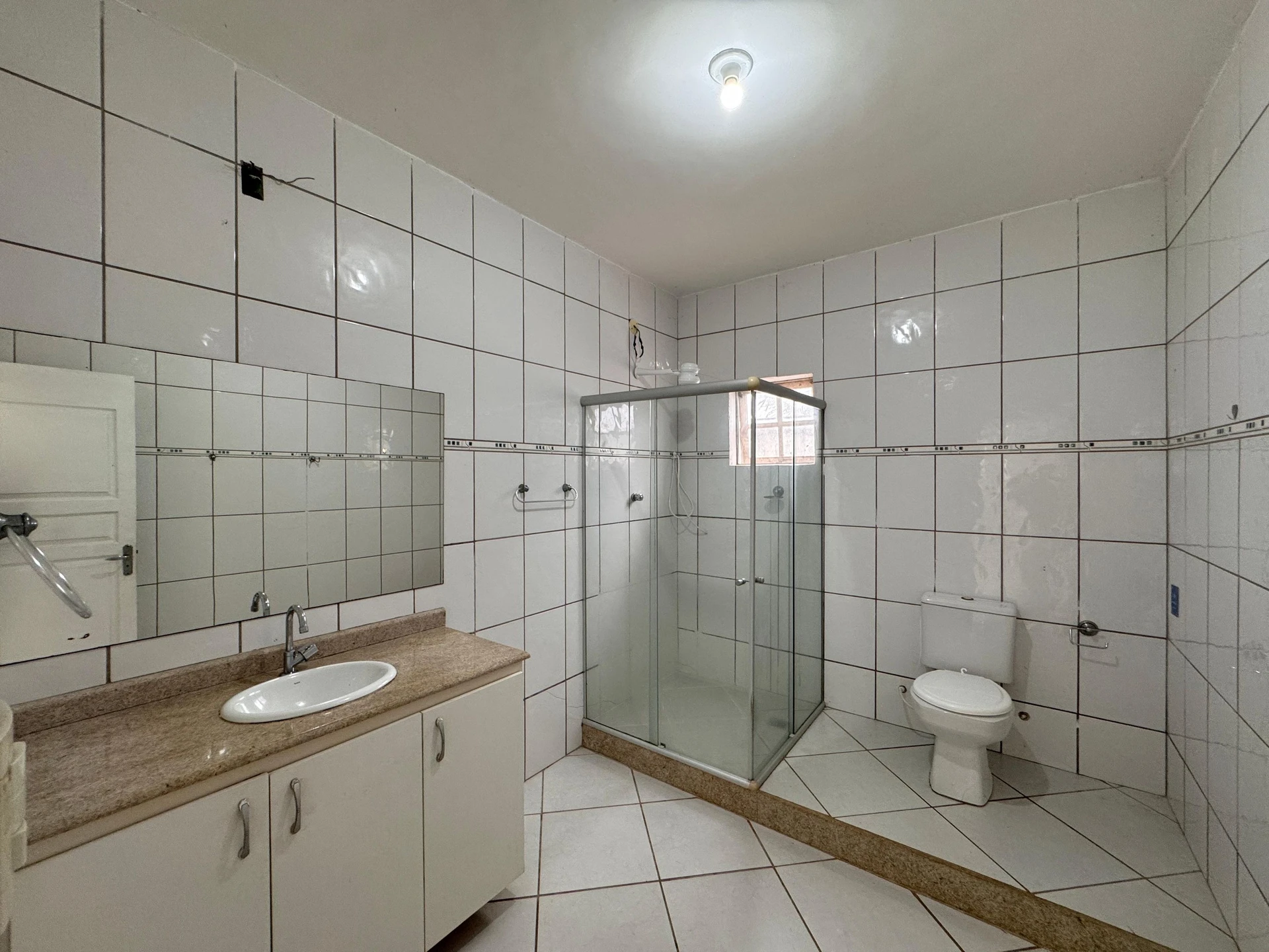 2-bedroom house with 1 bathroom no parking — photo 5