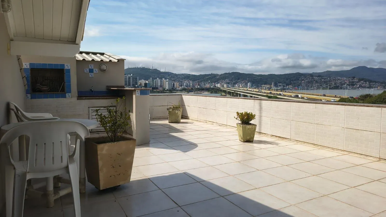 2-bedroom house with a water view in Florianópolis — photo 3