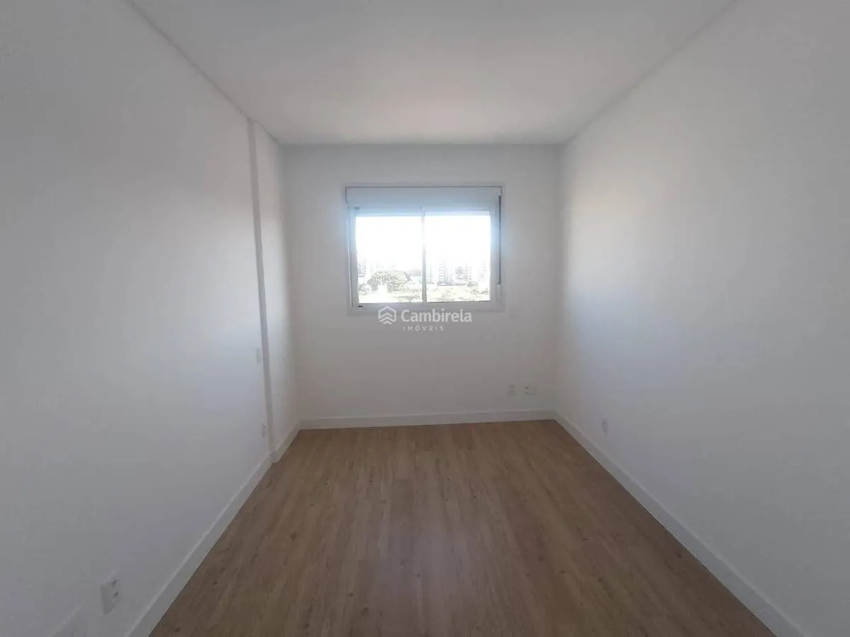 Balcony with a grill in a 2-bedroom apartment, 76 m² — photo 2