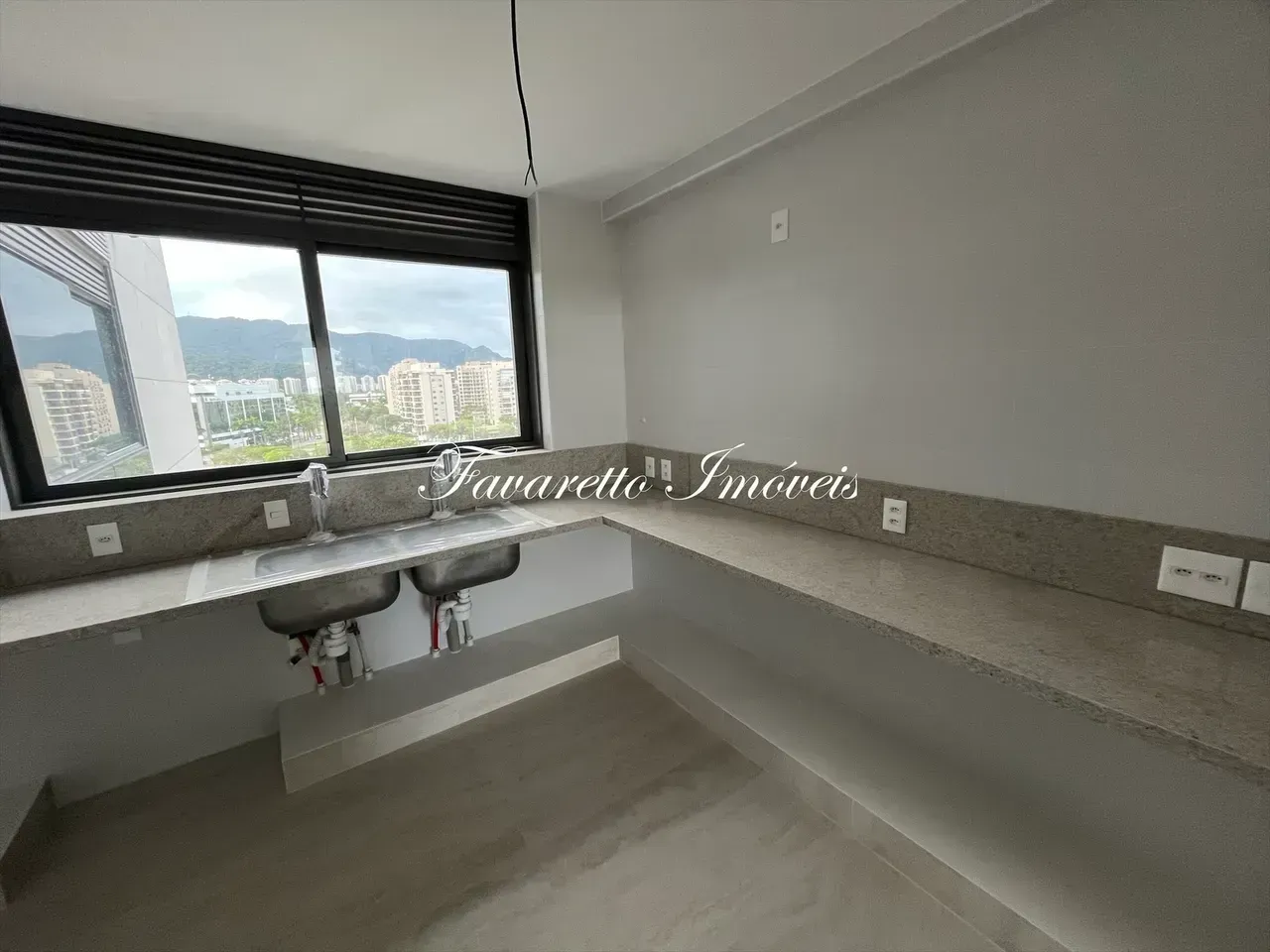 Apartment with 4 suites and a closed-off kitchen — photo 29