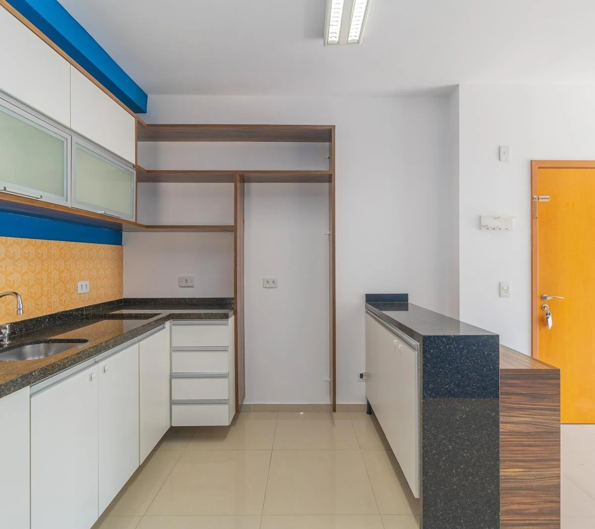 2-bedroom apartment with balcony and open-plan kitchen — photo 12