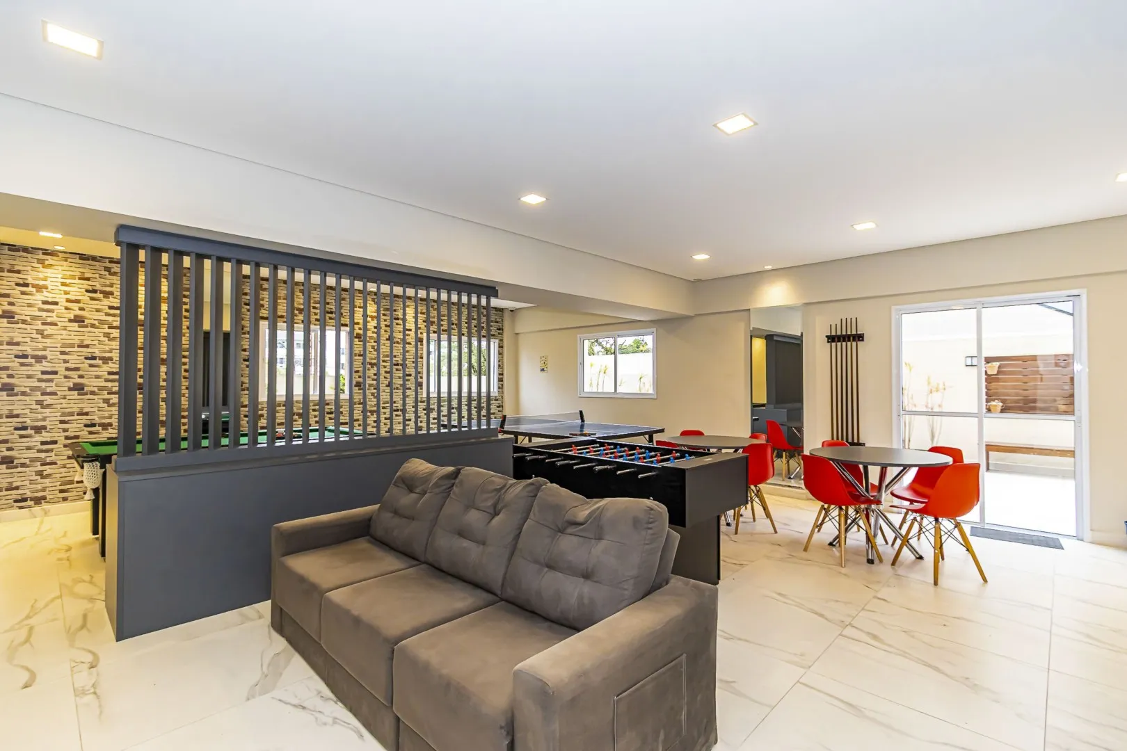 Balcony with a grill in a 2-bedroom apartment, 59 m² — photo 32