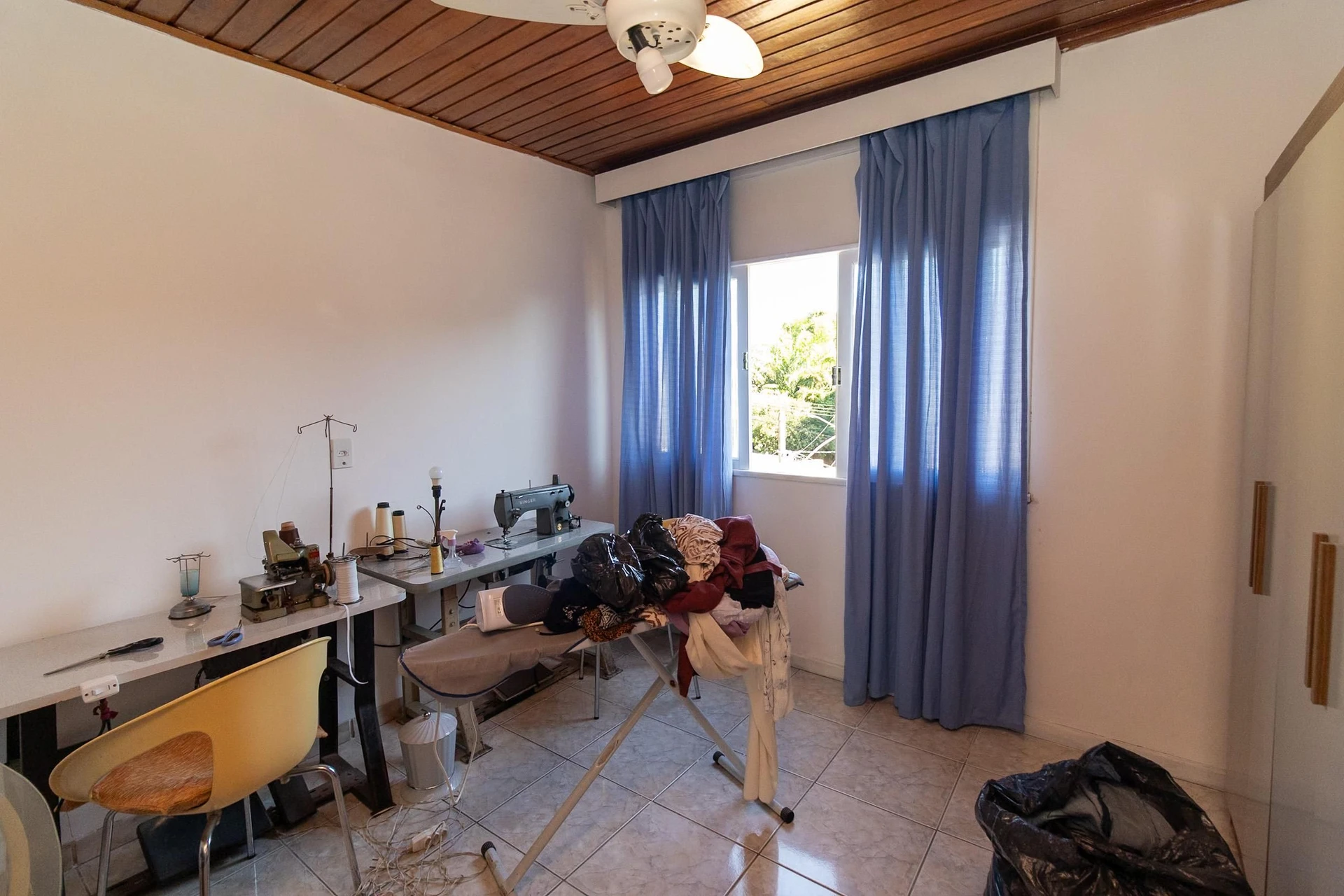 Furnished 4-bedroom apartment with balcony and desk area — photo 11