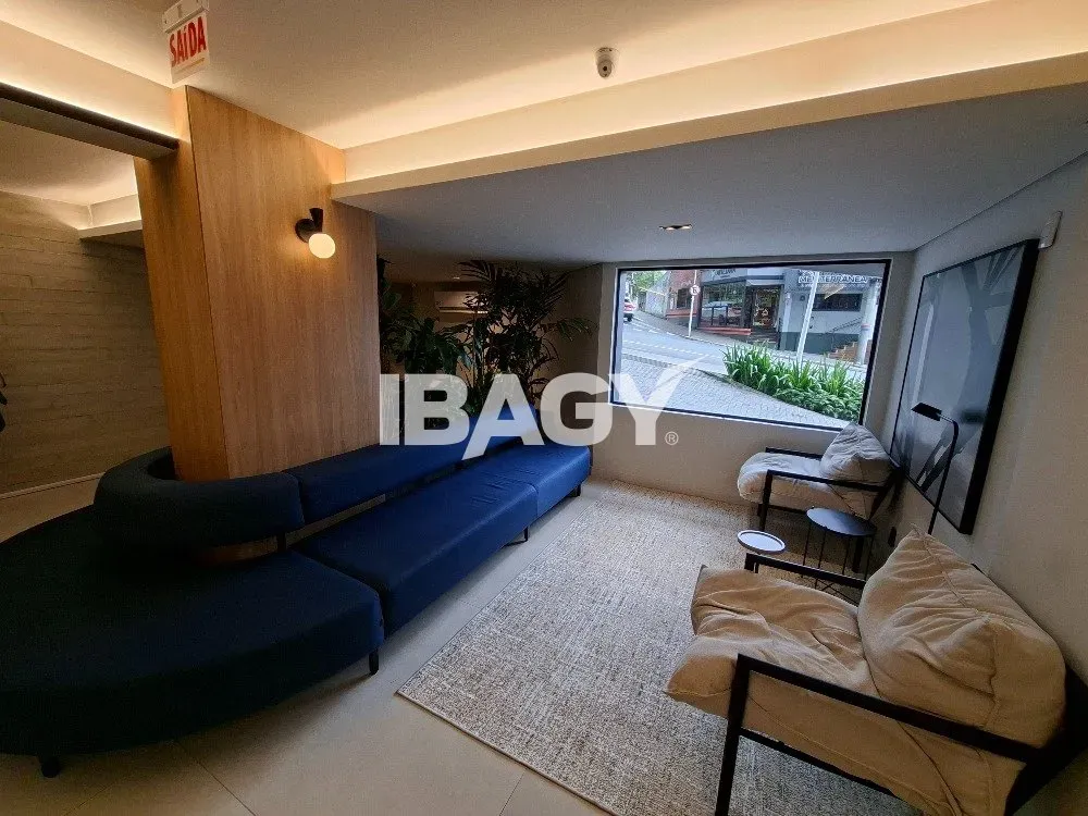 Studio with a glassed-in balcony and open-plan kitchen — photo 3