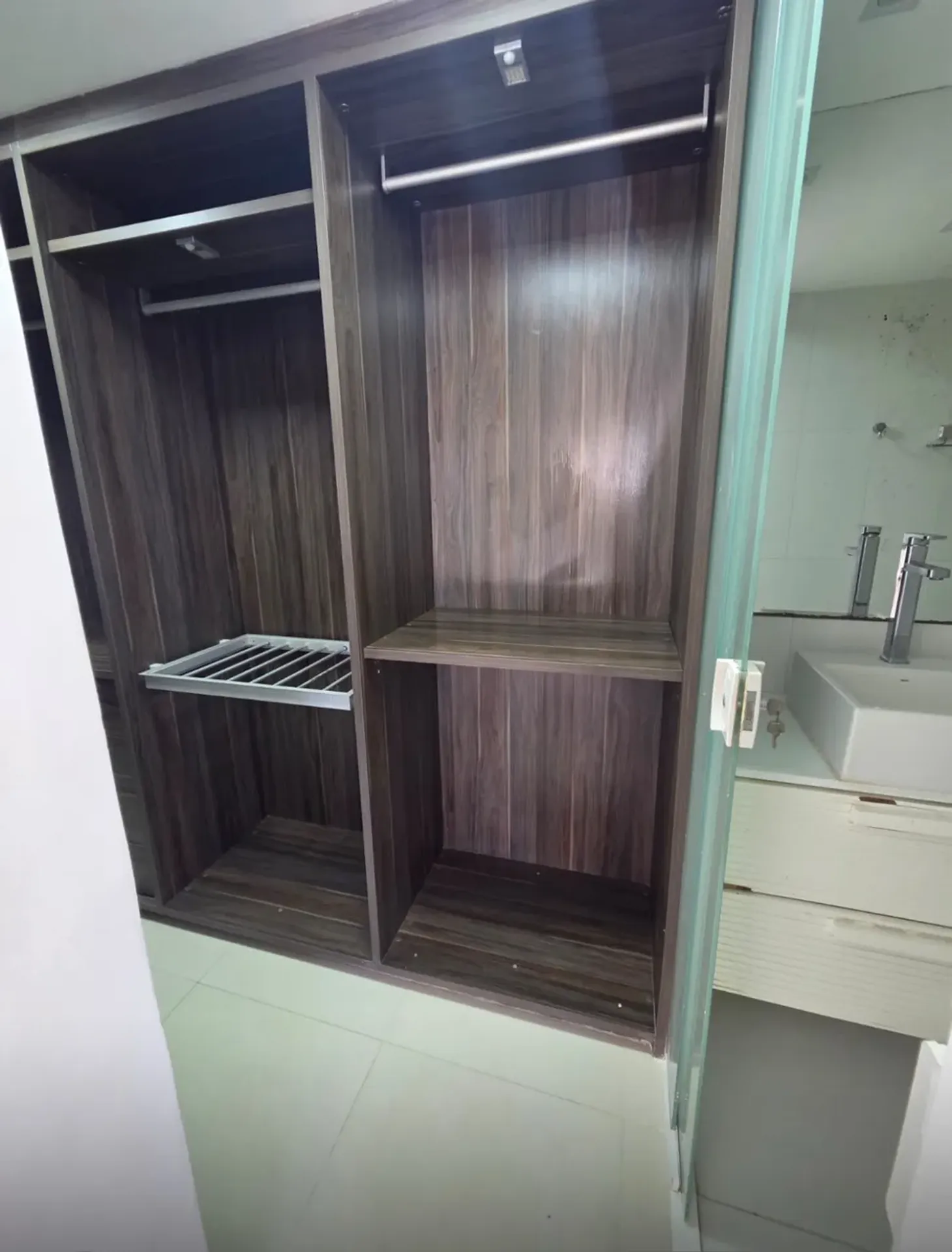 Unfurnished 3-bedroom apartment with terrace views — photo 43