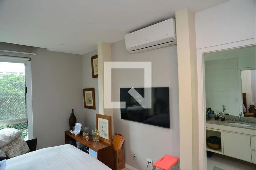 298 m² rental apartment with 4 en-suite bedrooms and balcony — photo 11