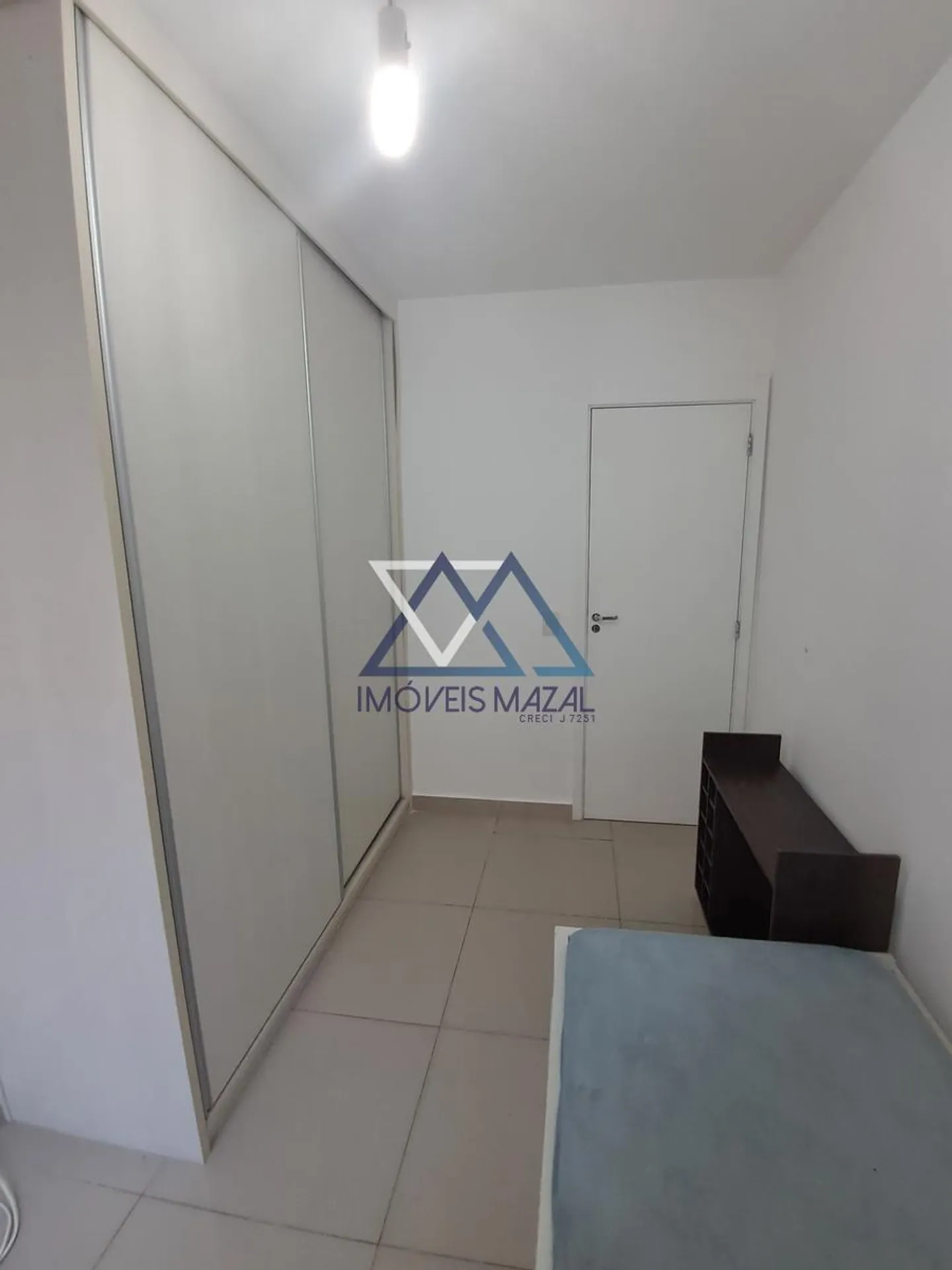 Квартира 70 м² с застеклённым балконом и камином — photo 4