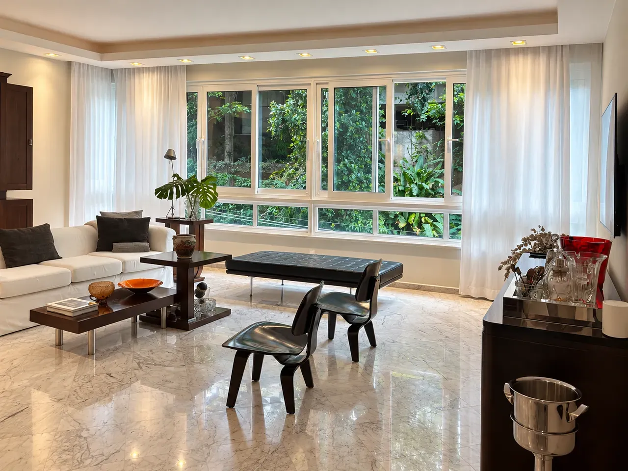 Apartment on the 2nd floor with floor-to-ceiling windows