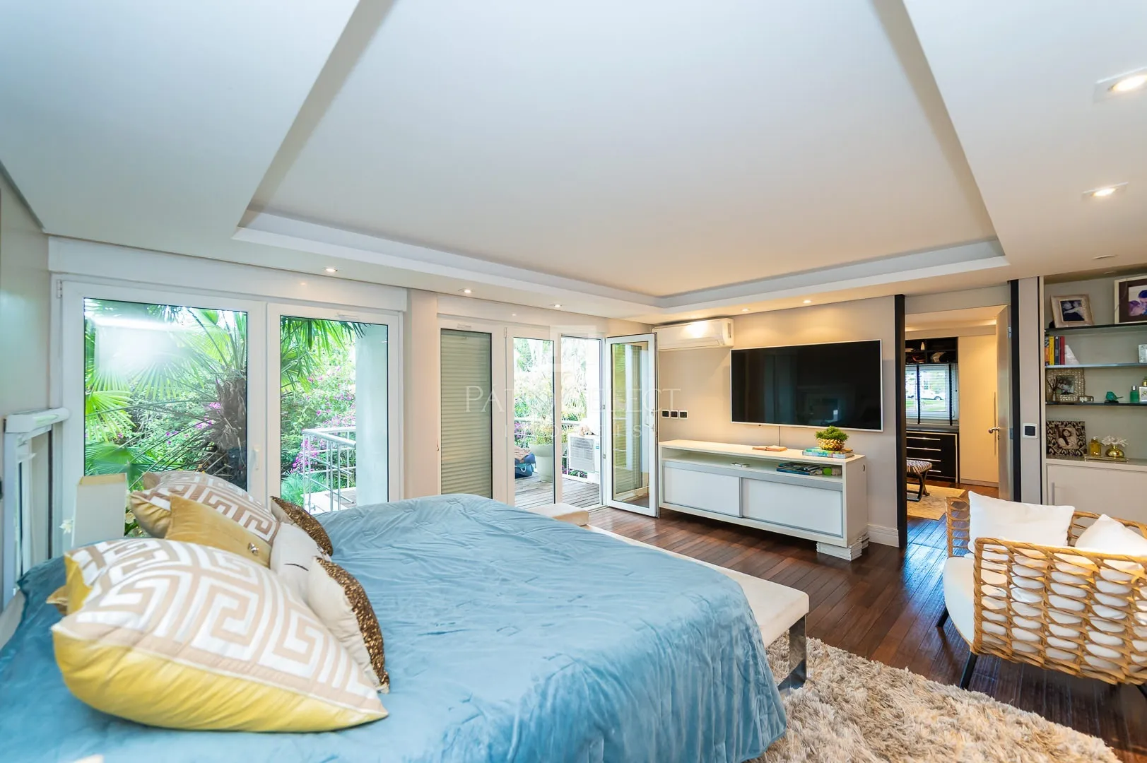 Floor-to-ceiling windows in a 6-bedroom house, 763 m² — photo 94