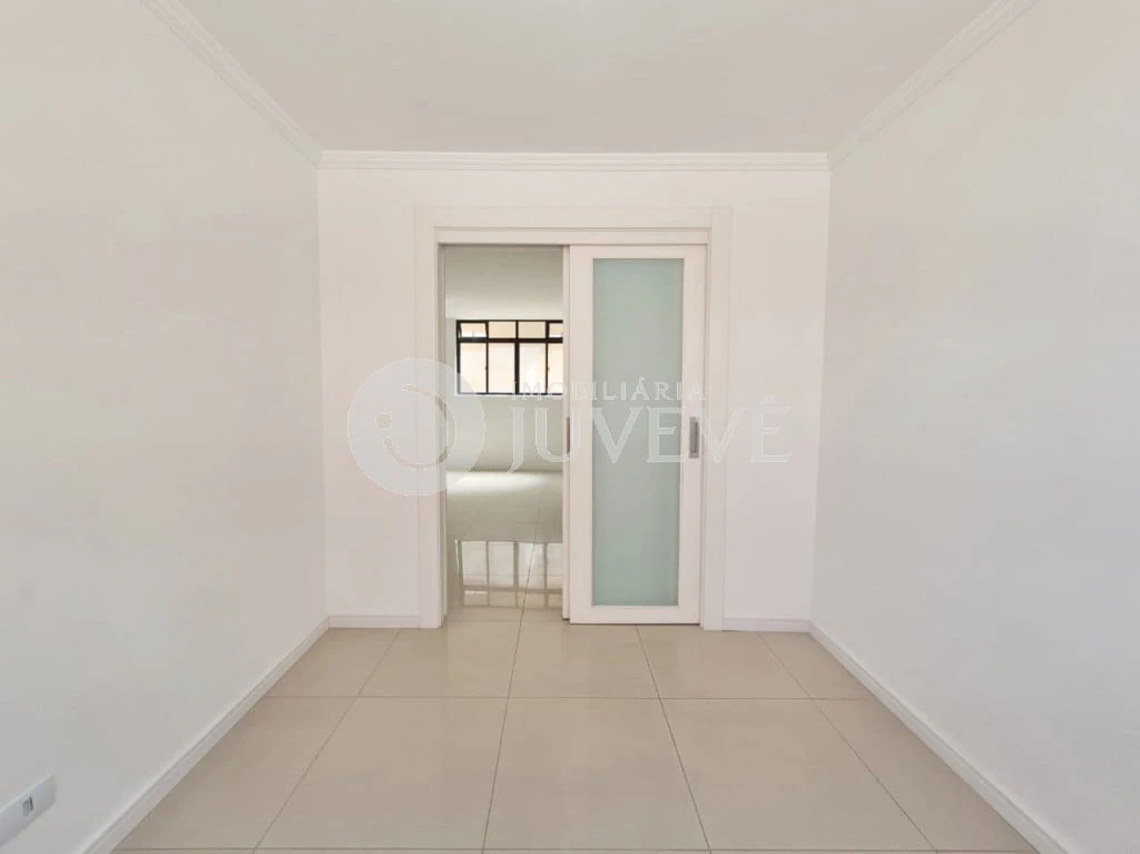 3-bedroom apartment in a building with a pool — photo 18