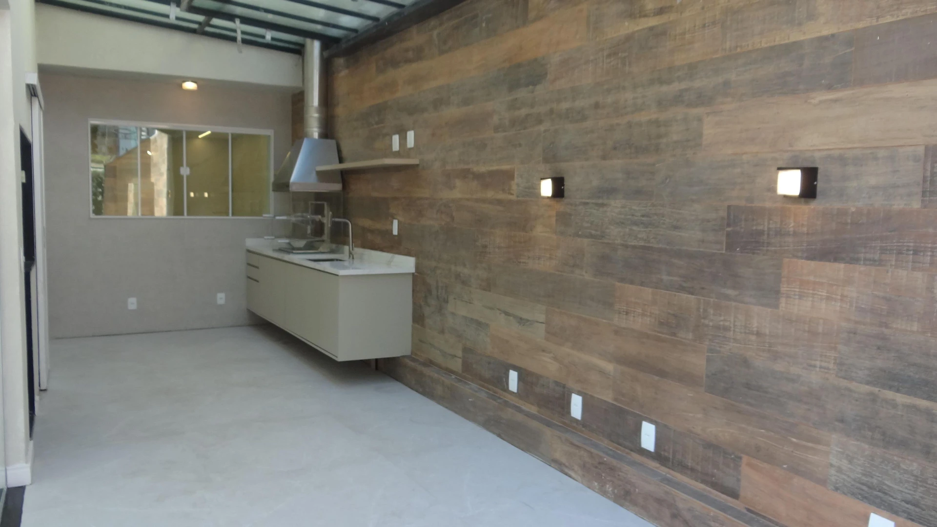 Casa de 384 m² com janelas do piso ao teto e varanda gourmet — photo 21