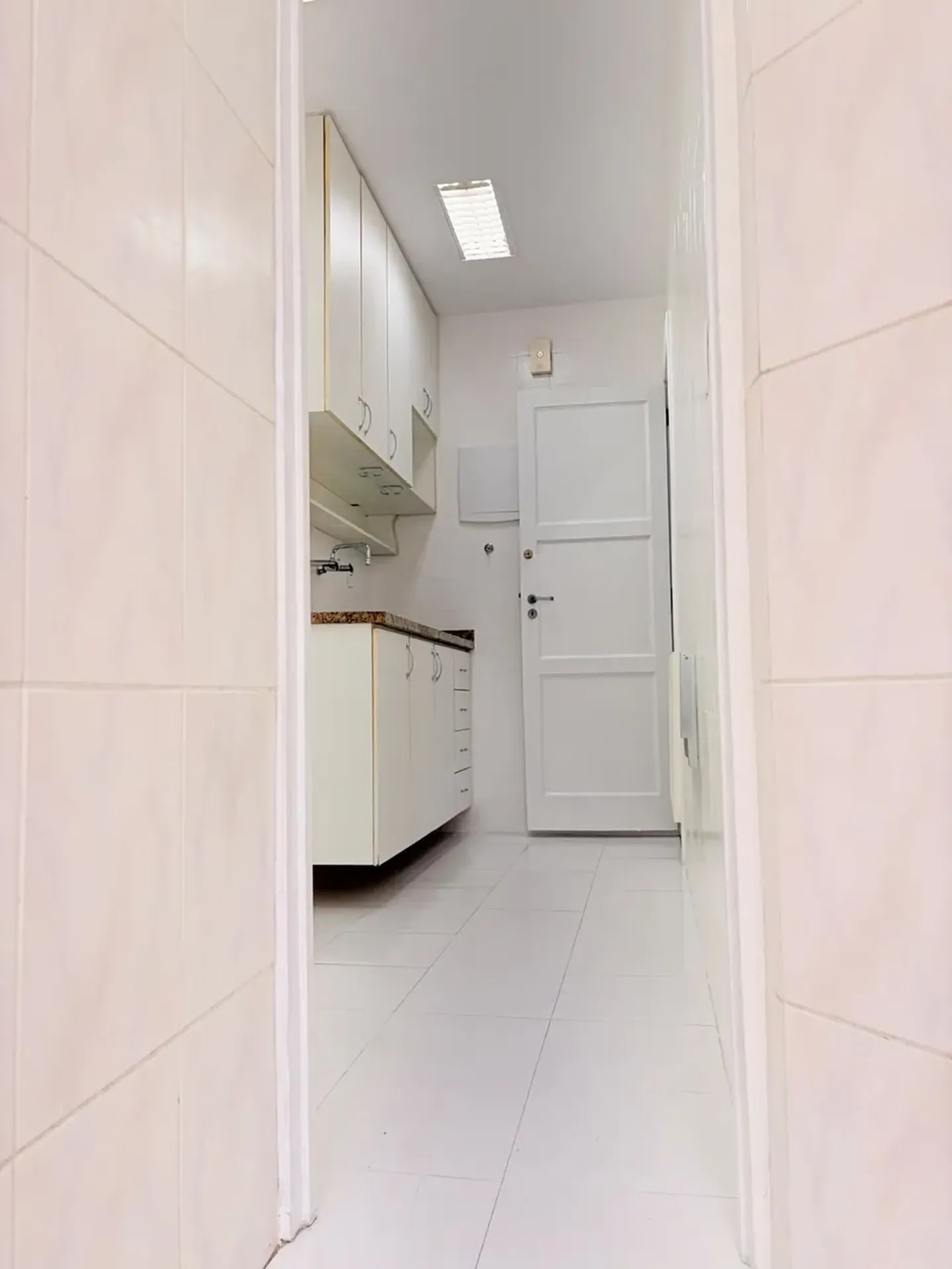 Apartment on the 8th floor with wood or laminate floors — photo 13