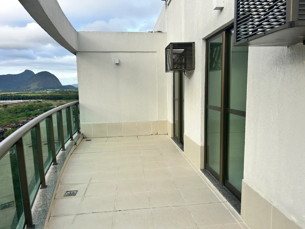Balcony with a grill in a 3-bedroom apartment, 179 m² — photo 13