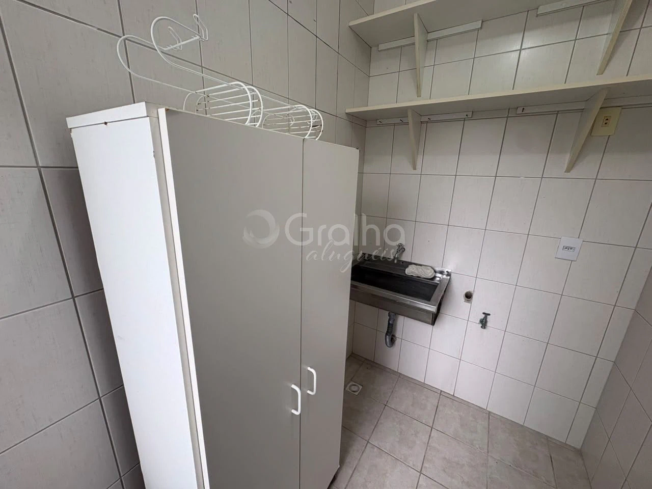 3-bedroom apartment in a building with a pool — photo 14