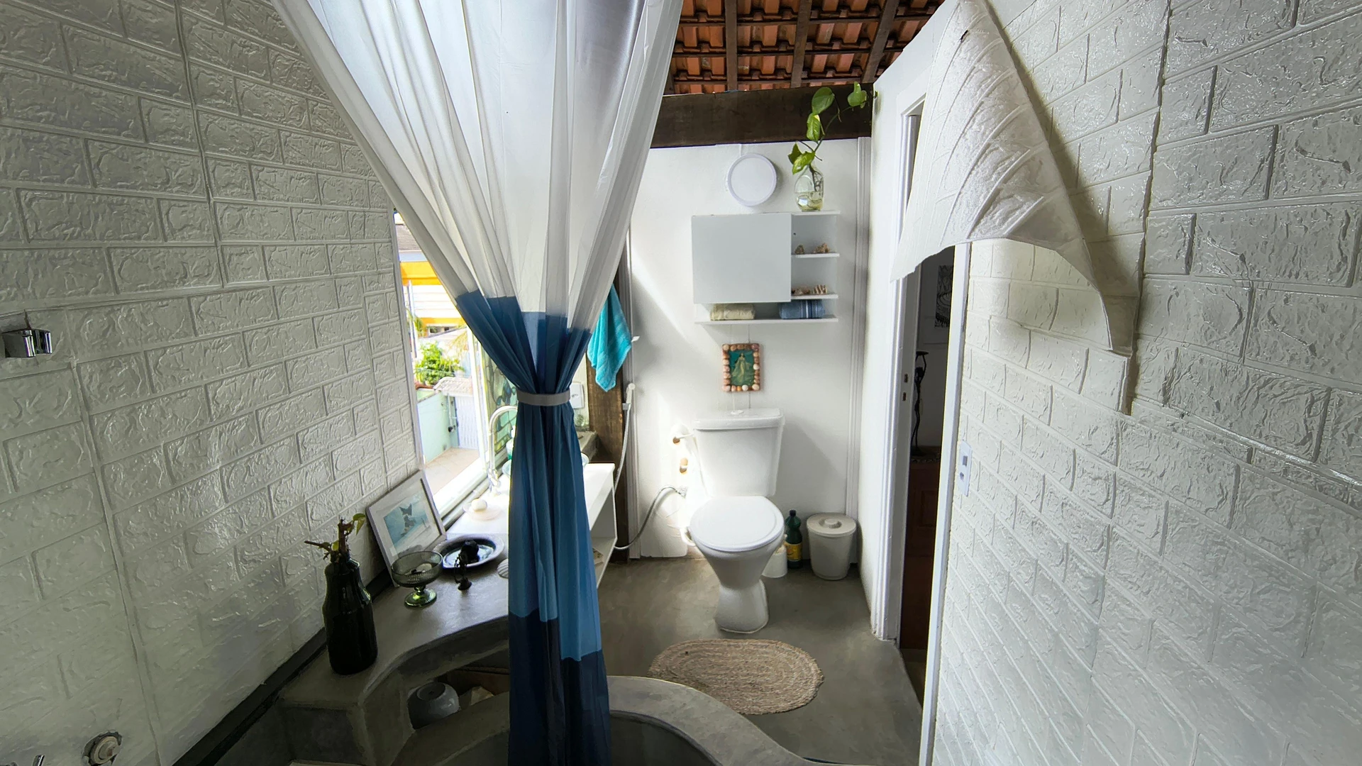5-bedroom house with a bathtub