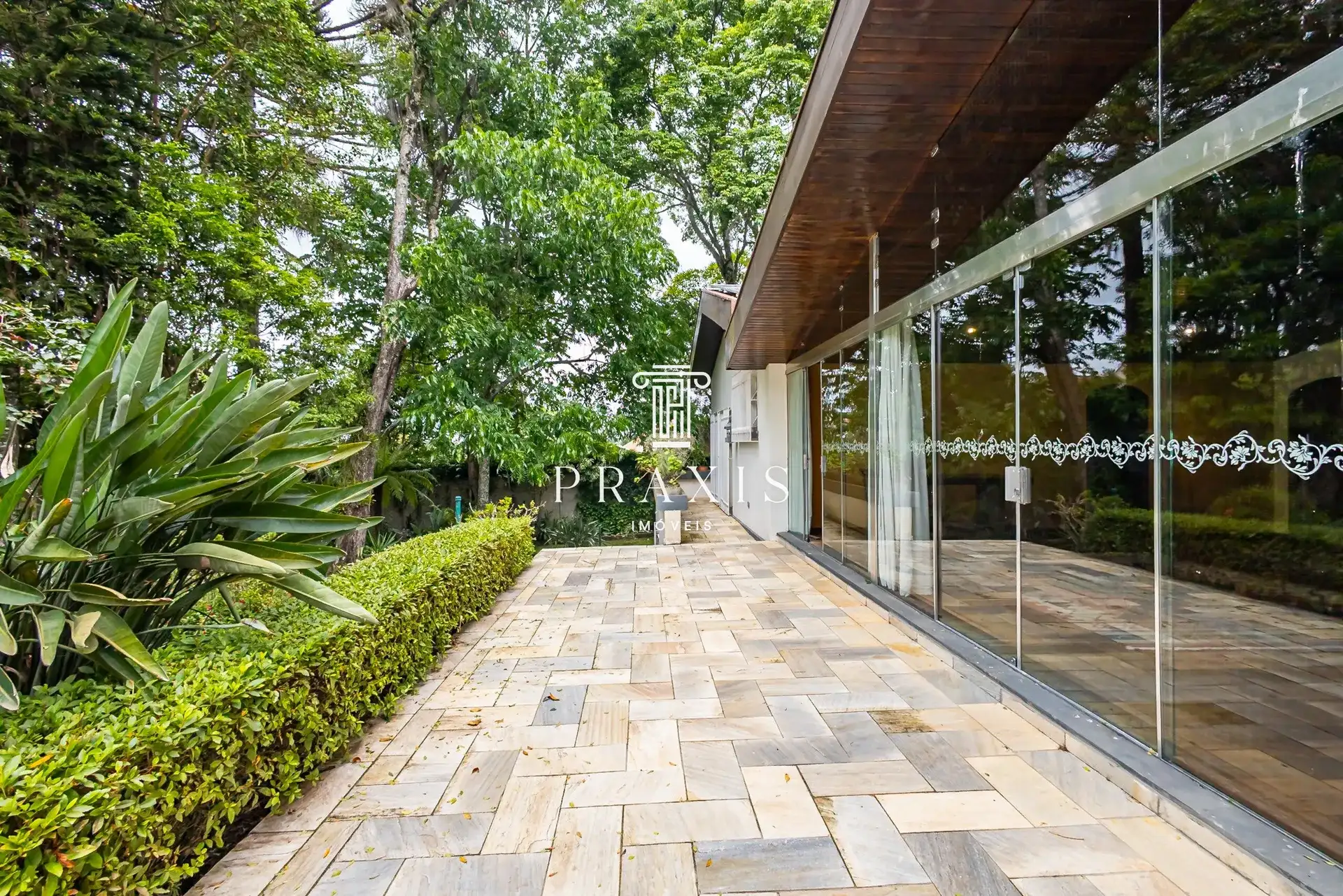 House with 4 bedrooms, 445 m² and fitted kitchen — photo 2