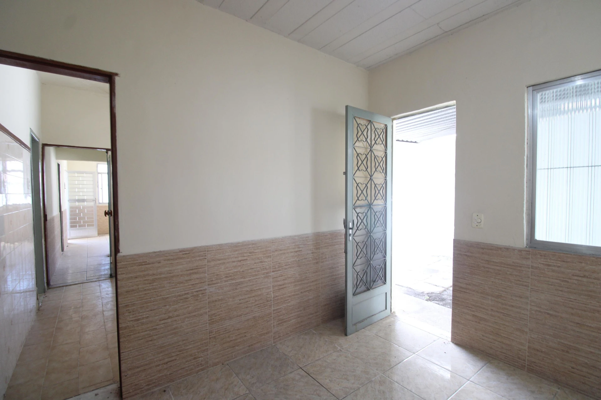 Unfurnished house with 3 bedrooms, 2 bathrooms and garden — photo 32