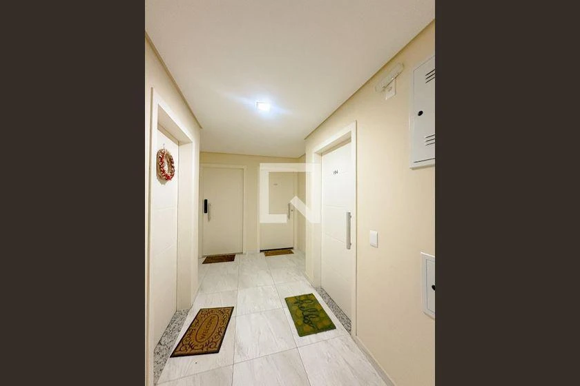 Balcony with a grill in a 2-bedroom apartment, 92 m² — photo 44