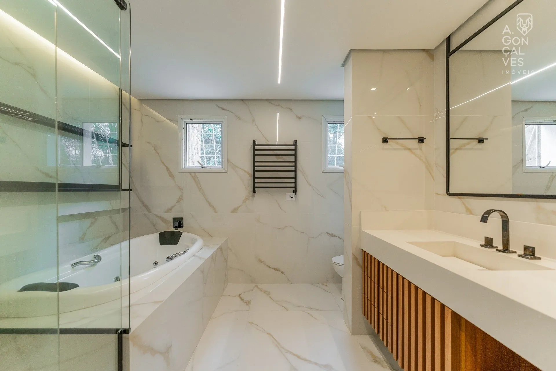 House with 4 bedrooms and 5 bathrooms, 5 parking spots — photo 42