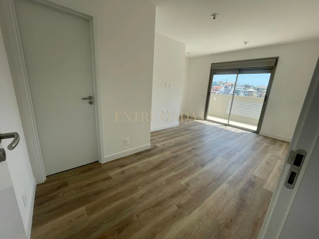 2-bedroom apartment in a building with a gym — photo 11