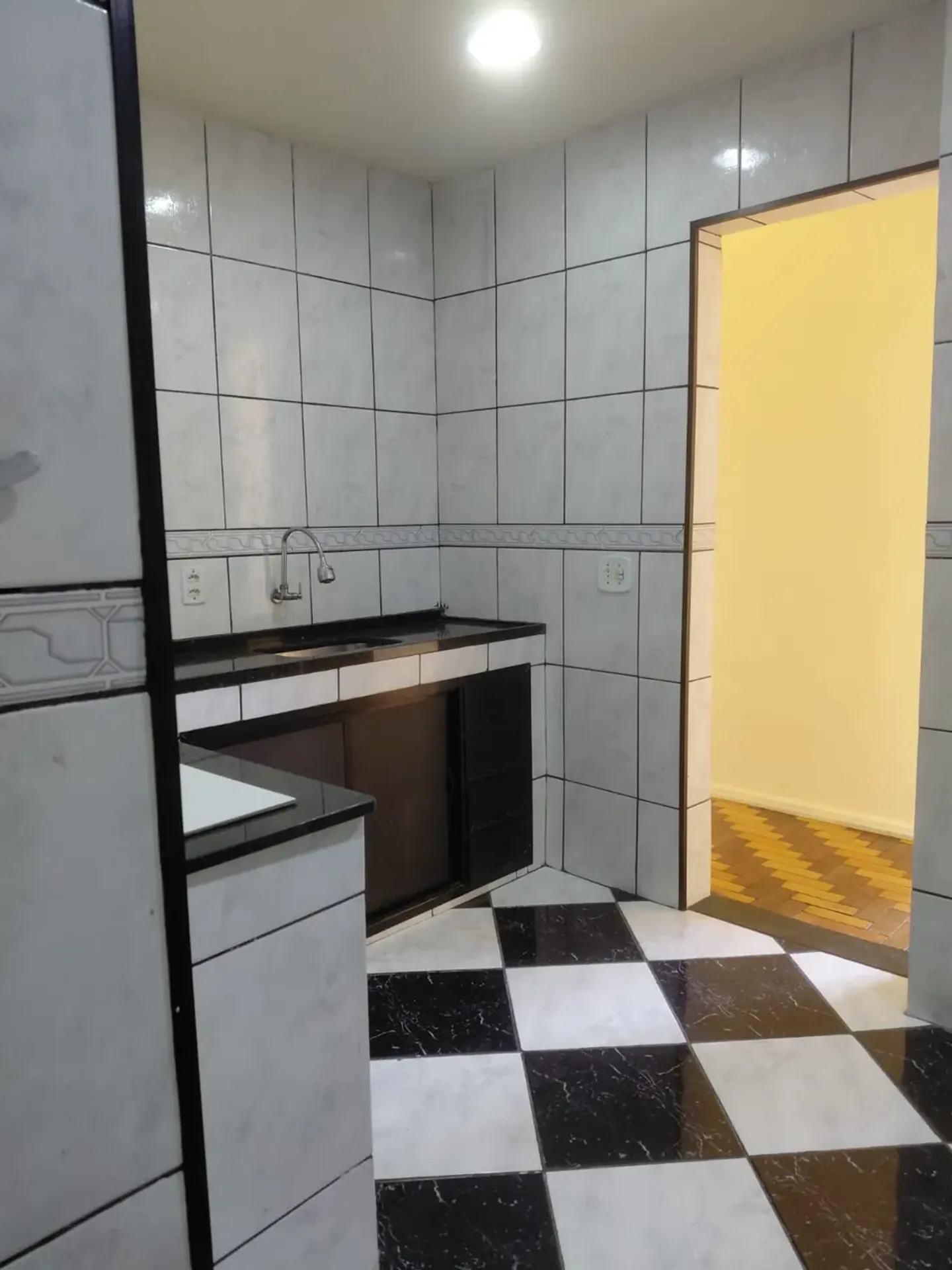 Квартира з 2 спальнями та дерев'яною підлогою або ламінатом — photo 2