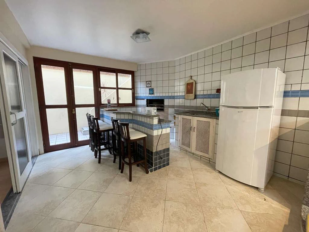 House with 5 bedrooms and 282 m² with private yard BBQ — photo 2