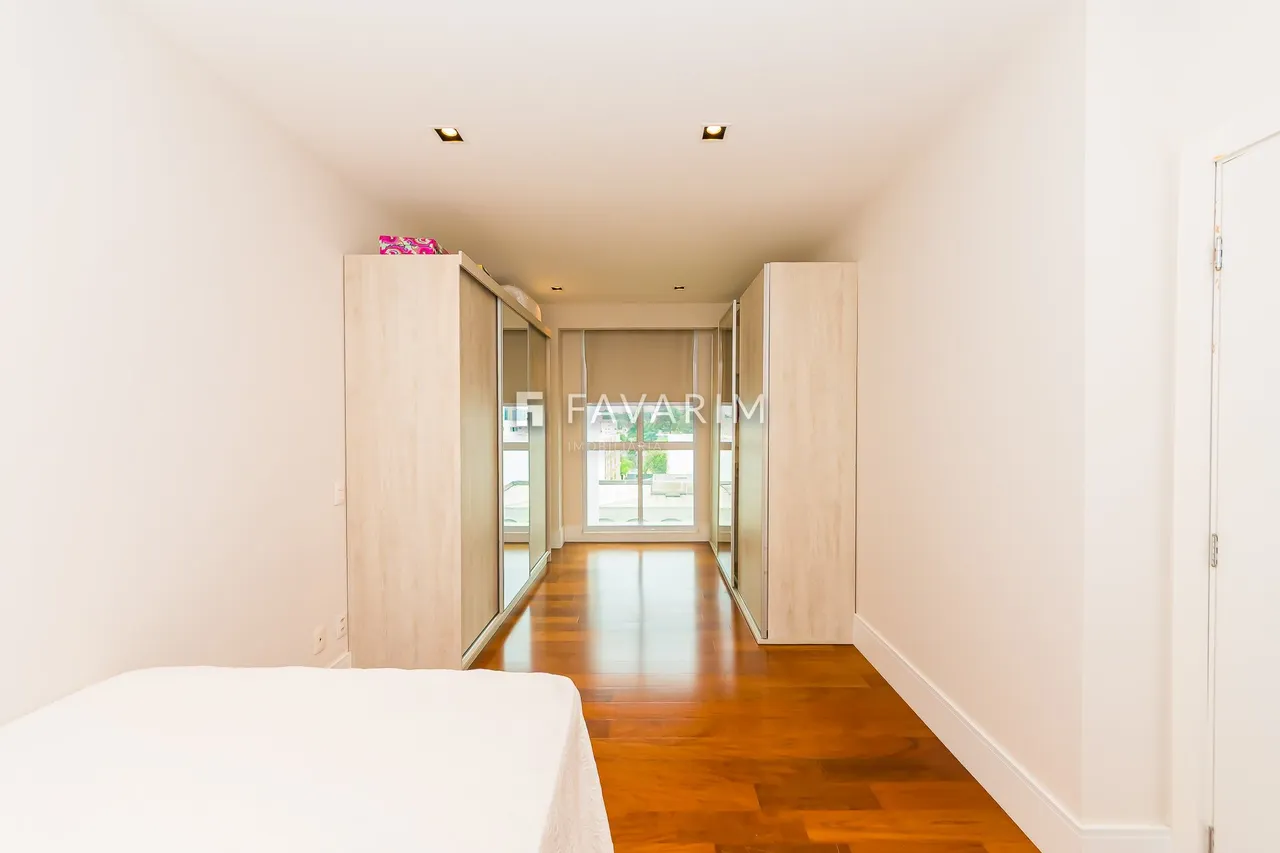 Furnished duplex apartment with an enclosed balcony — photo 13