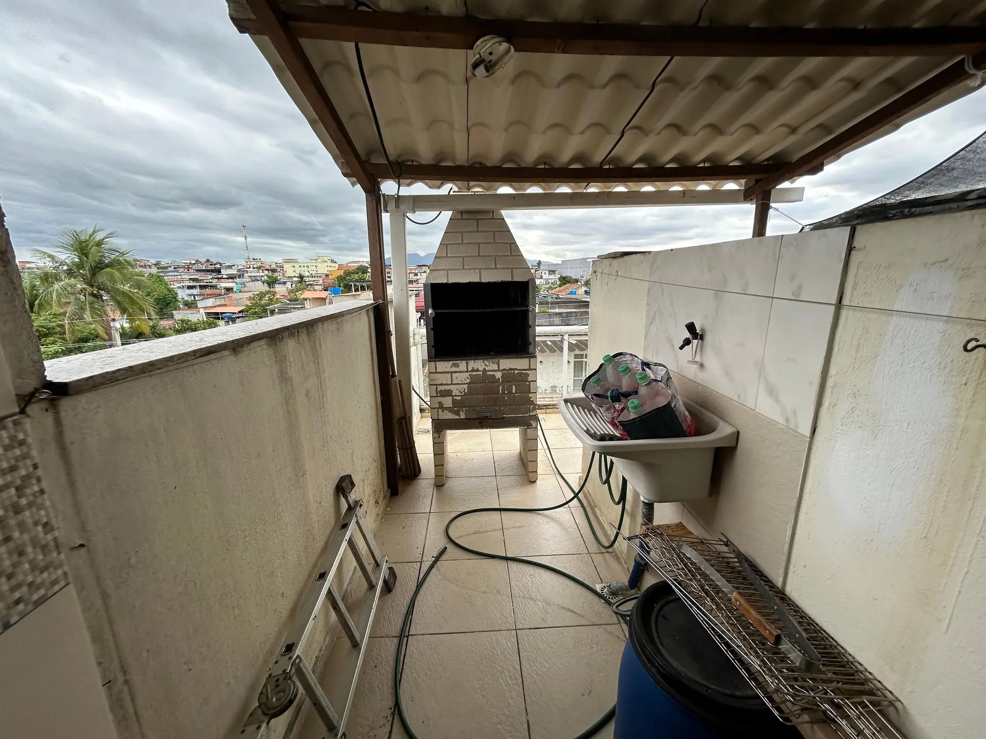 Balcony with a grill in a 3-bedroom apartment, 130 m² — photo 6