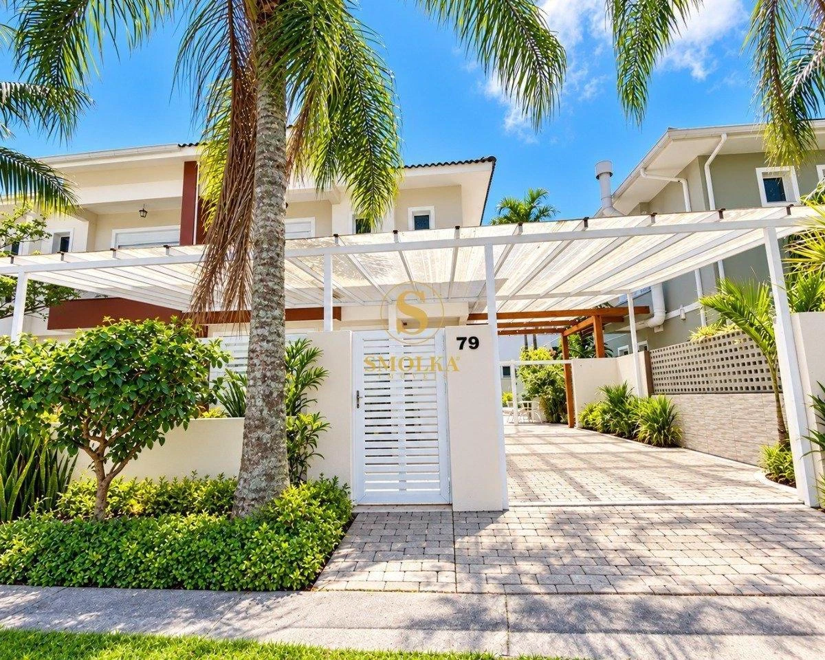 3-bedroom house with a walk-in closet in Florianópolis — photo 29