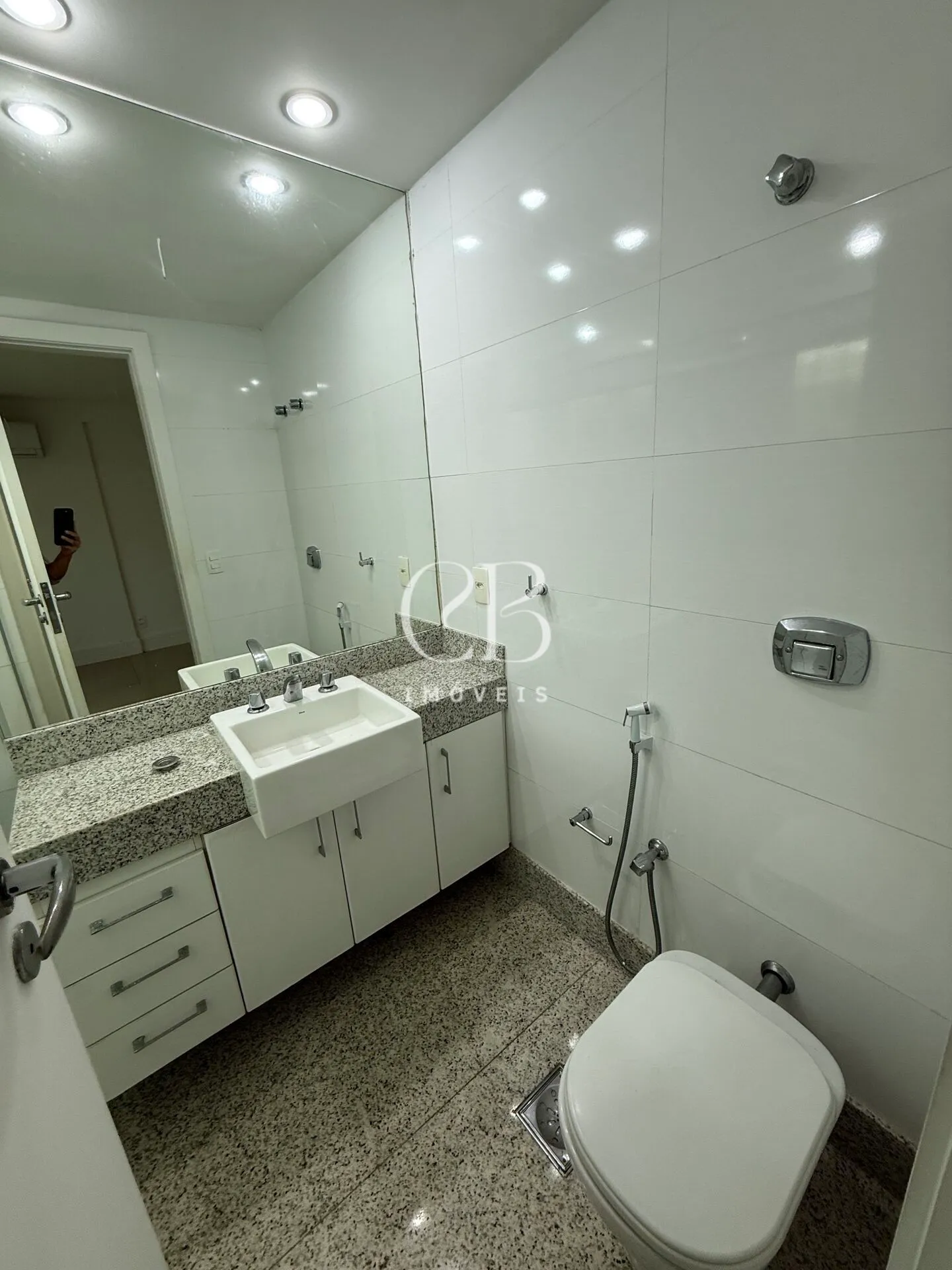 Apartment with 4 bedrooms and a balcony in great condition — photo 14