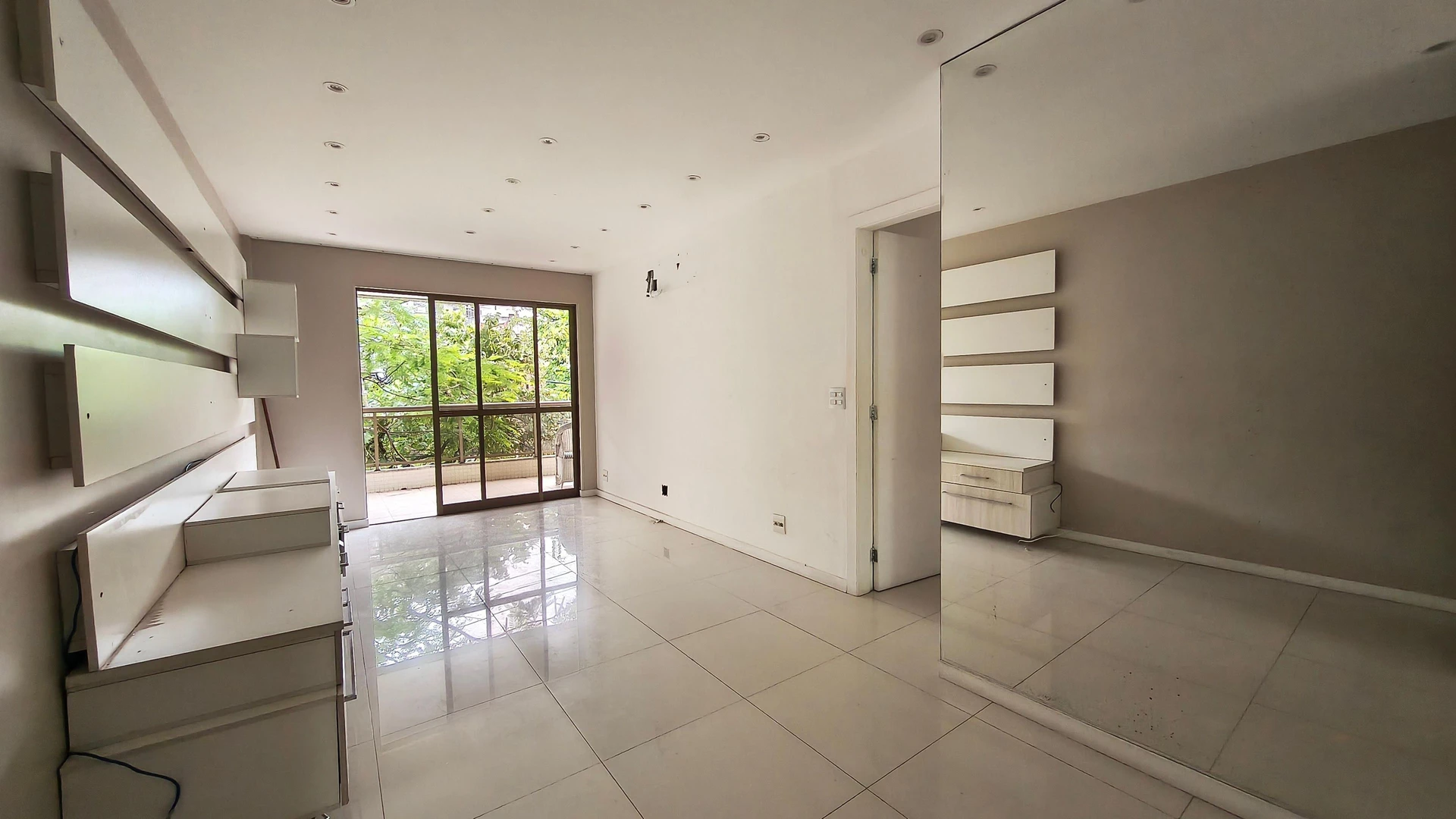 3-bedroom apartment with an en-suite bathroom and built-ins