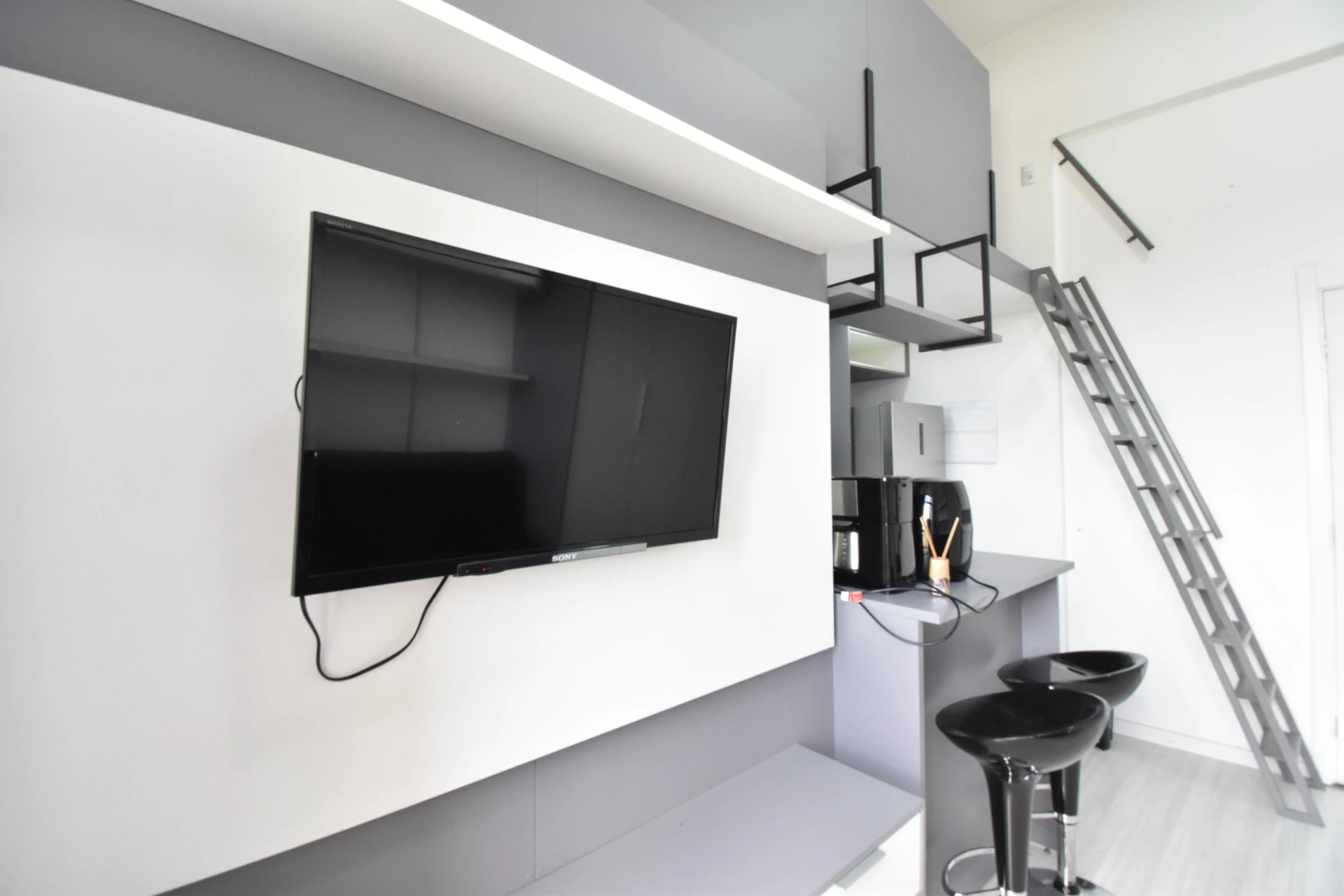 One-bedroom apartment in a building with a gym — photo 15