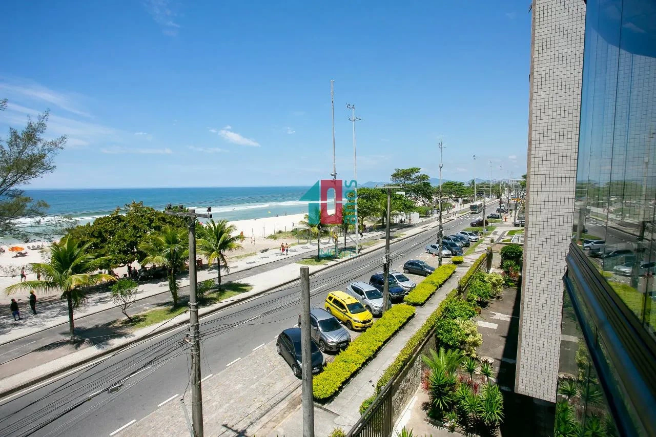 Glass-enclosed balcony in a 4-bedroom apartment, 226 m² — photo 13