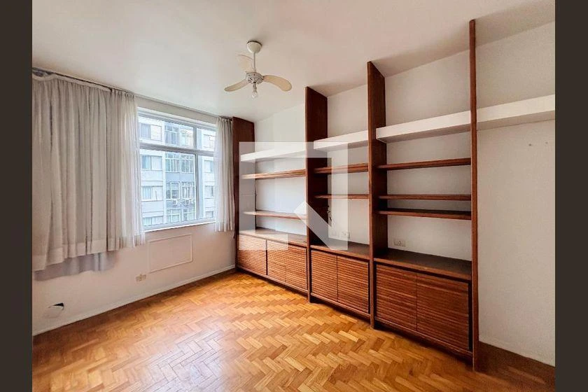 3-bedroom apartment with wood or laminate floors — photo 10
