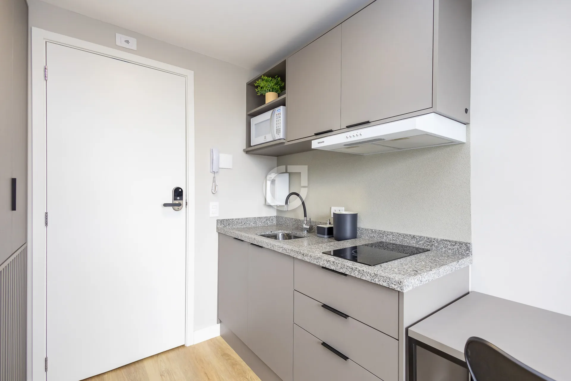 Furnished 1-bedroom apartment with a work area — photo 9