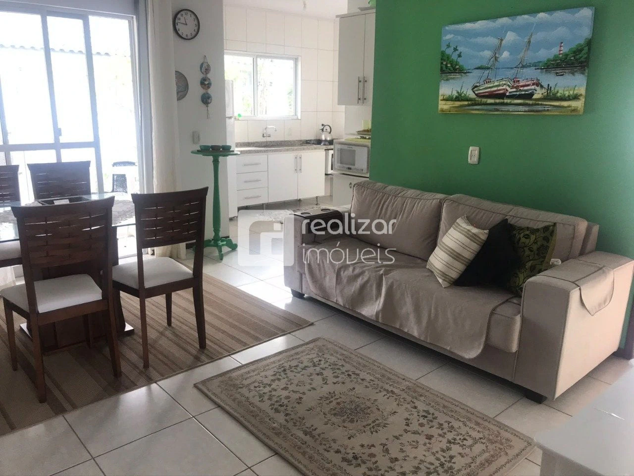 Furnished 2-bedroom apartment with balcony and BBQ