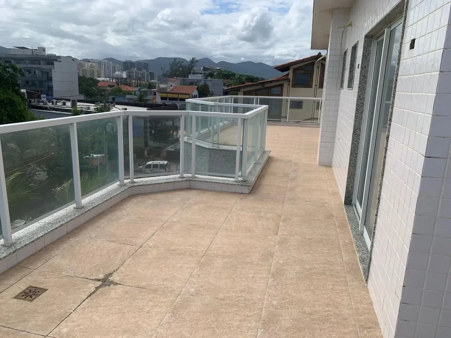 Glass-enclosed balcony in a 4-bedroom apartment, 240 m² — photo 8