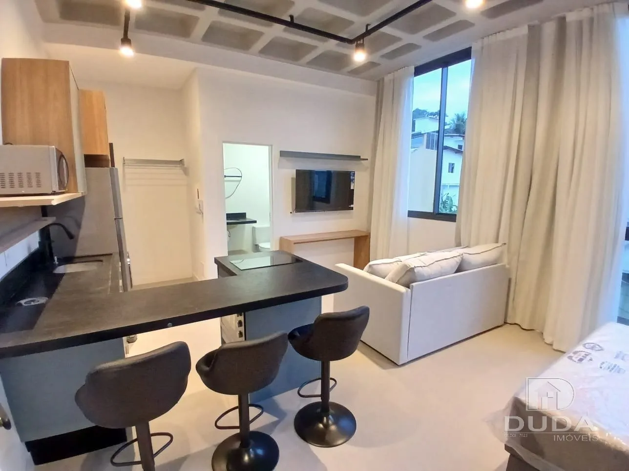 Furnished 1-bedroom apartment with balcony grill — photo 2