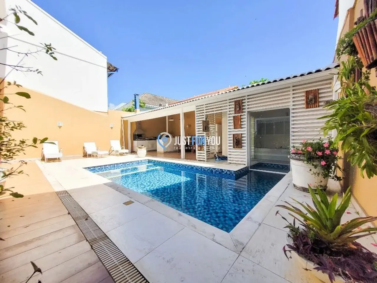 Furnished house with 5 bedrooms and 480 m² — photo 3