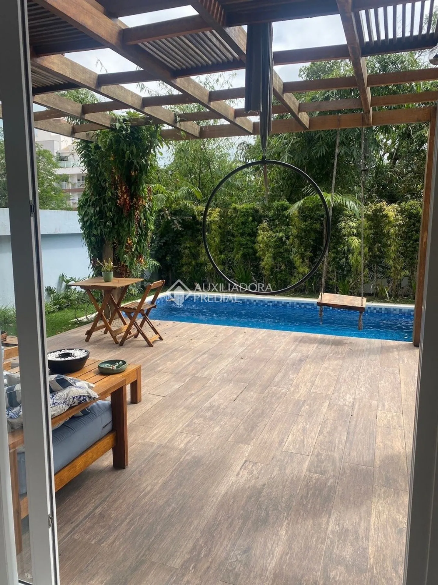 Furnished 250 m² house with 3 bedrooms and 5 bathrooms — photo 5