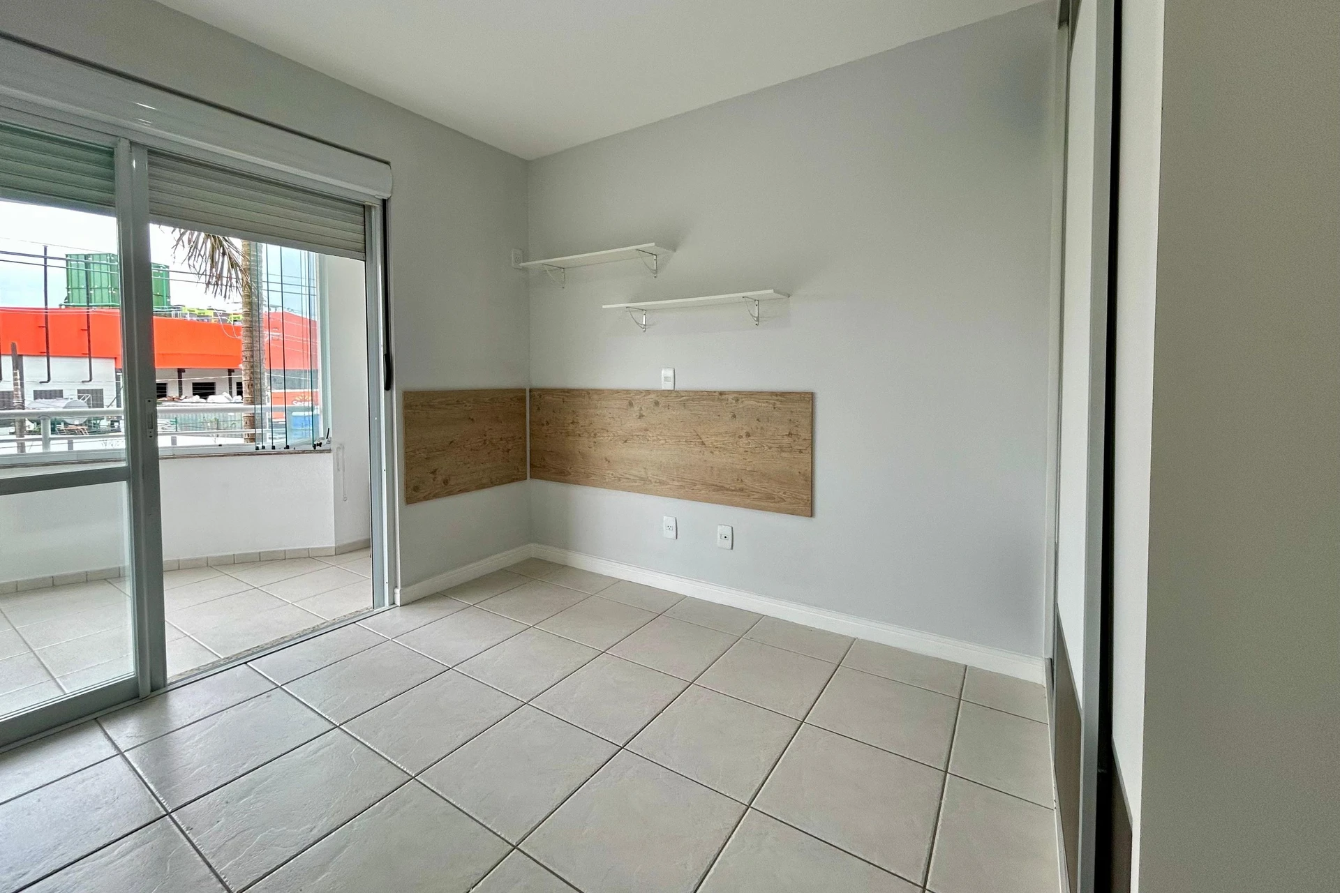 2-bedroom apartment in a building with a gym — photo 4