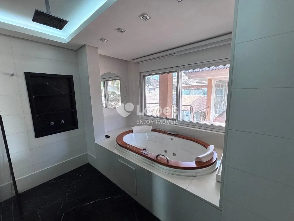 Unfurnished house with 7 bedrooms and 10 bathrooms — photo 26