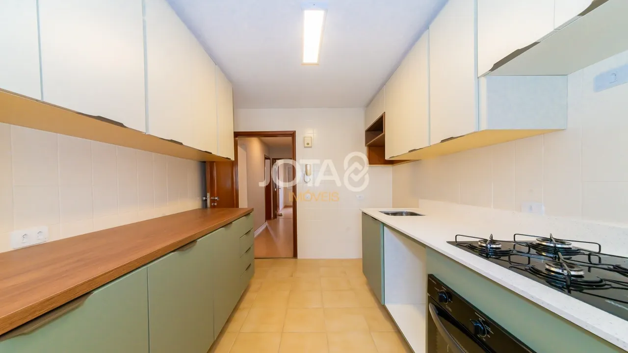 3-bedroom apartment with wood or laminate floors in Curitiba — photo 8