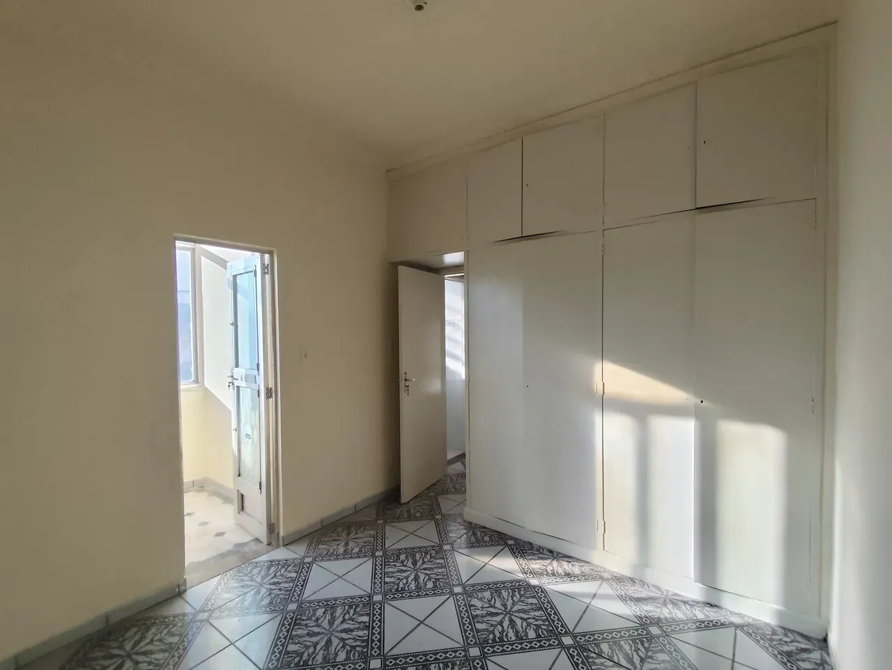 Unfurnished apartment with 3 bedrooms and 1 bathroom — photo 3