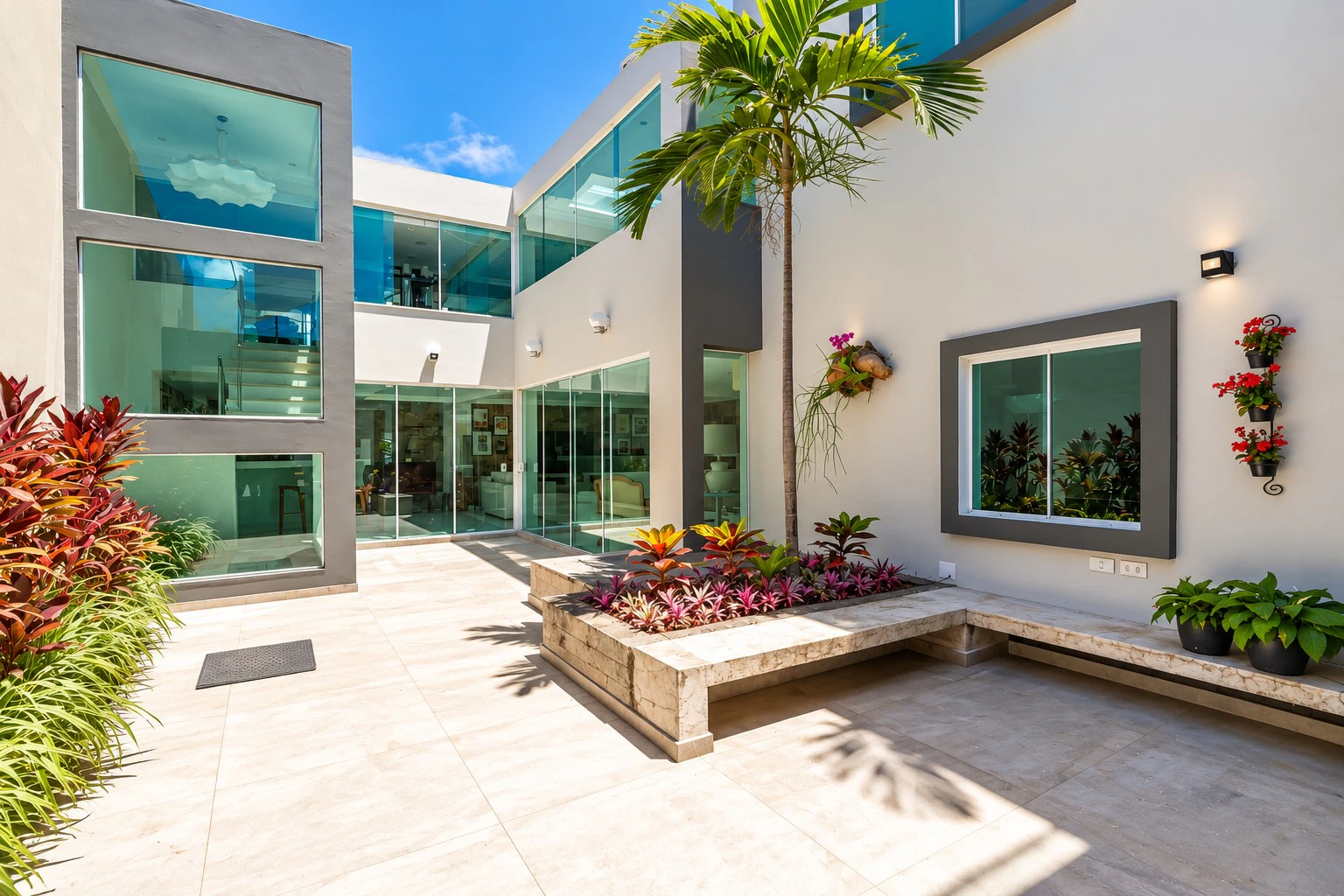 Furnished house, 1100 m², with a glass-enclosed balcony — photo 17