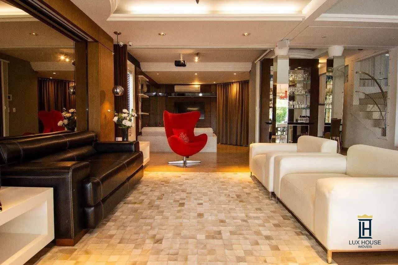 Casa mobiliada com 5 suítes e 450 m² para locação anual