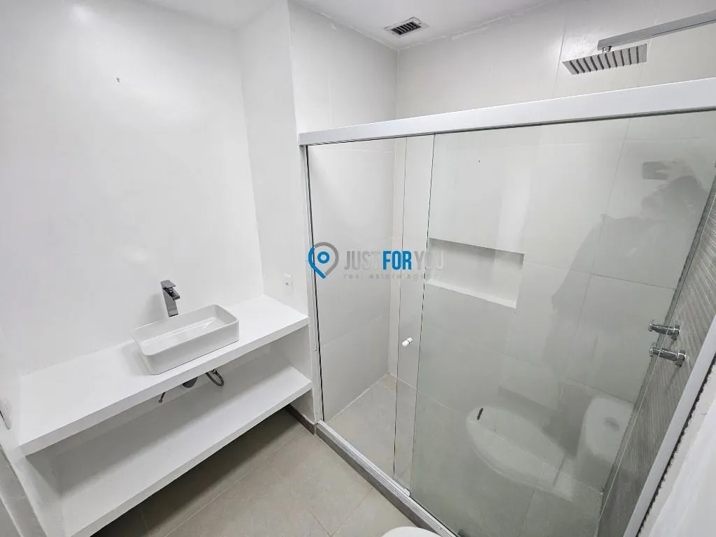 Walk-in closet in a 3-bedroom apartment, 128 m² — photo 10