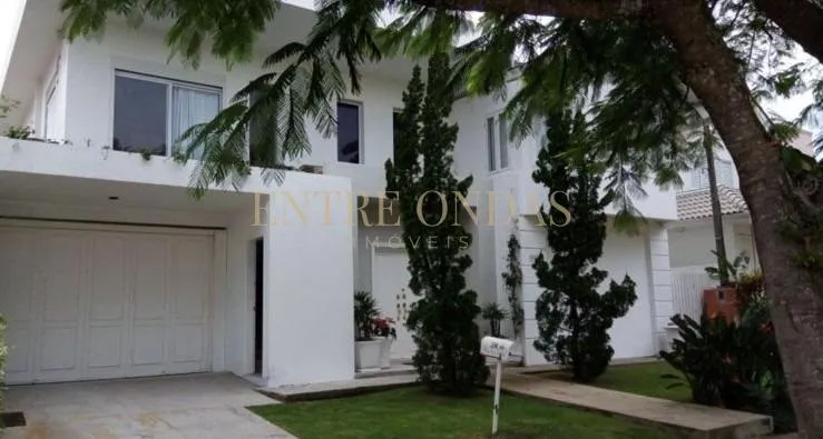 Walk-in closet in a 5-bedroom house, 400 m² — photo 24