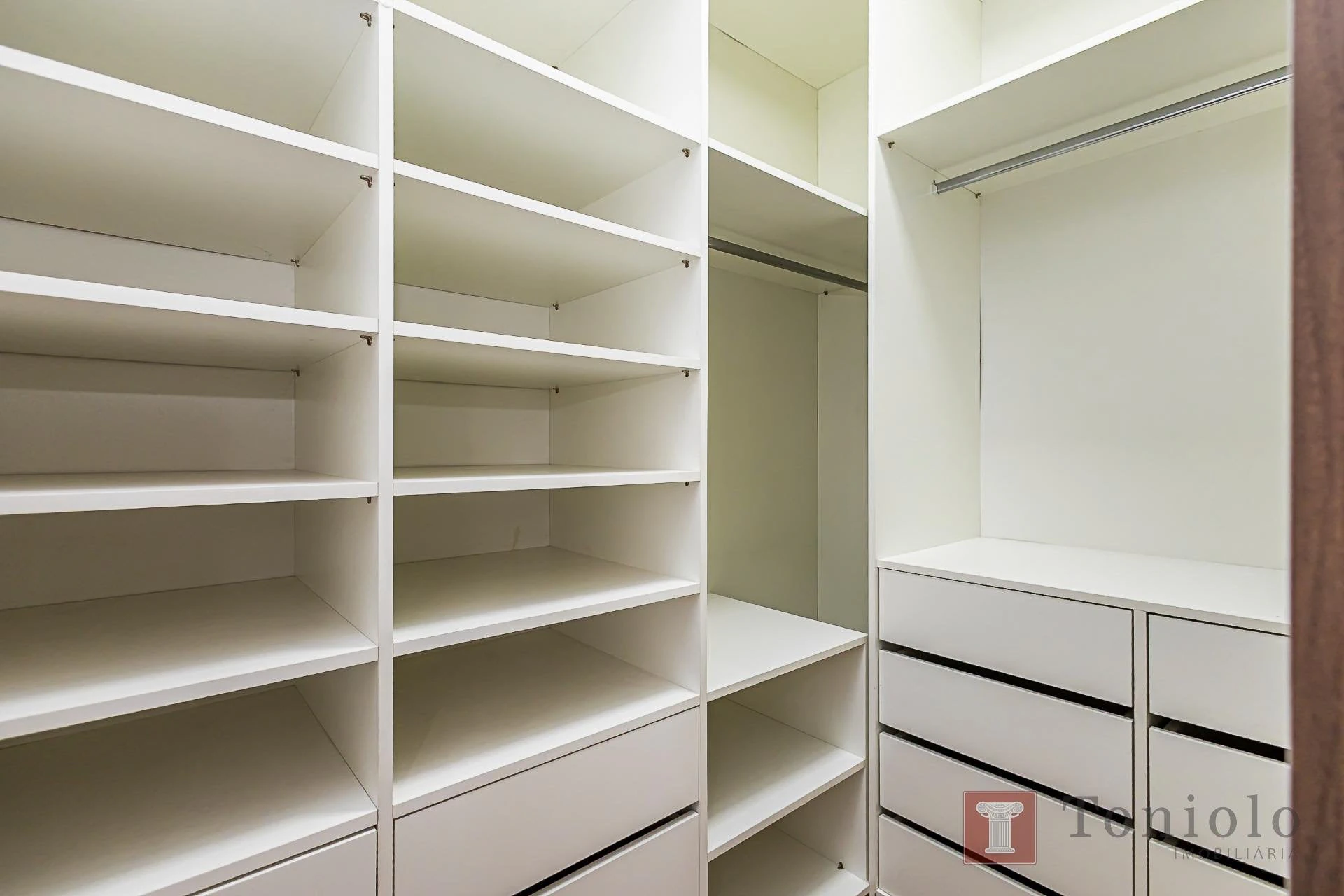 380 m² house with a bathtub and a walk-in closet — photo 26