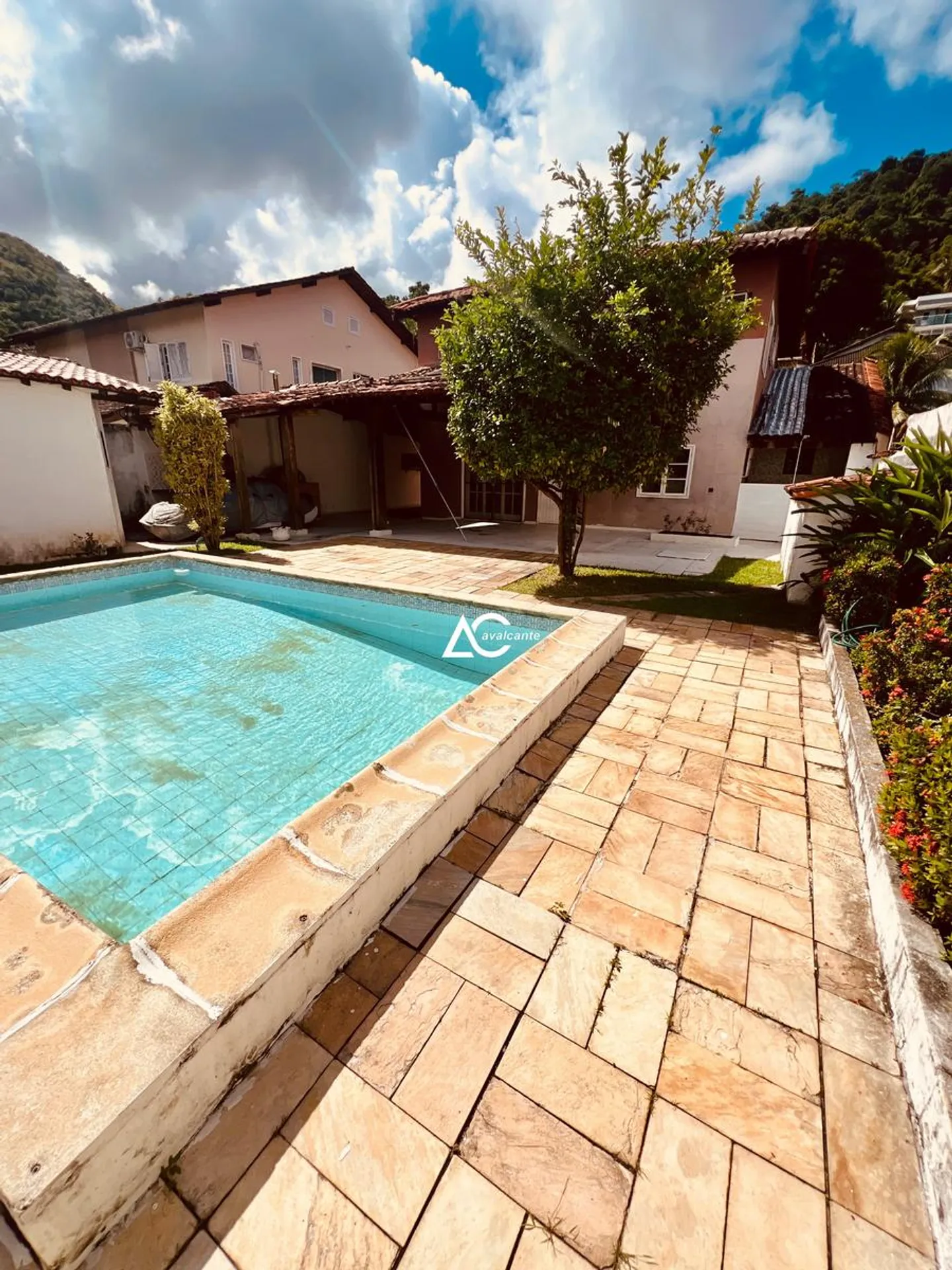 House with 5 bedrooms and 5 bathrooms plus a pool — photo 42